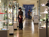 Vitrinen mit Schmuck und anderen Exponaten